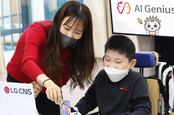 서울새롬학교의 학생이 AI지니어스 수업에서 AI 자율주행자동차 체험을 하고 있다 [사진=LG CNS]